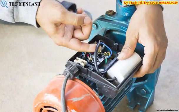 Thợ thay tụ máy bơm