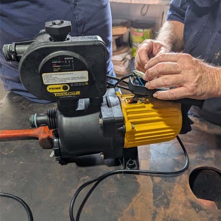 Máy bơm kêu to, rung lắc mạnh