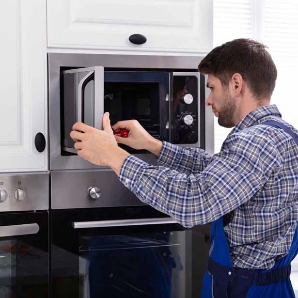 Lò vi sóng bị tóe lửa (đánh lửa) bên trong khoang lò