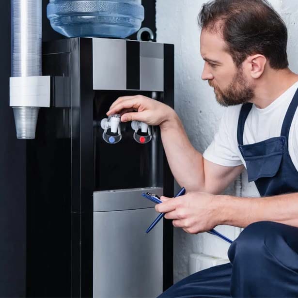 Cây nước bị rò rỉ, chảy nước