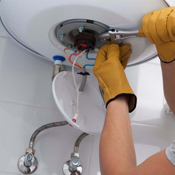 Bình nóng lạnh bị rò rỉ, chảy nước