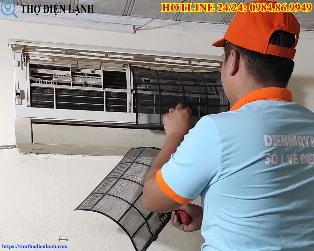 thợ sửa điều hòa tại văn miếu quốc tử giám