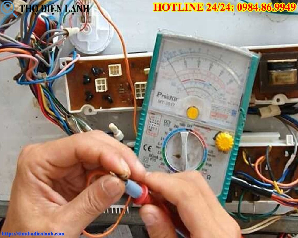 Máy giặt Aqua có mùi khét