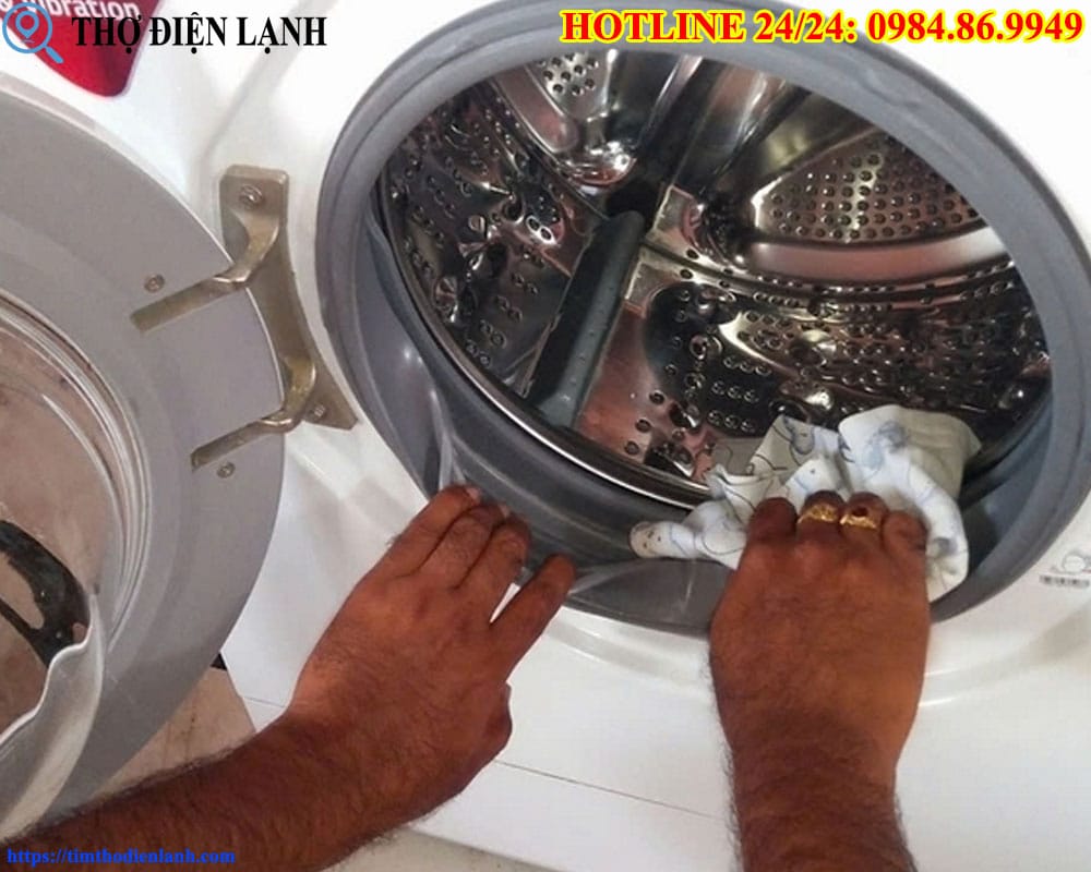 Máy giặt Comfee’ có mùi khét