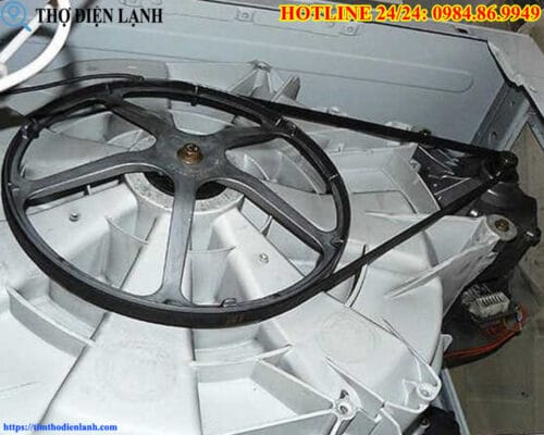 Máy giặt Hitachi có mùi khét