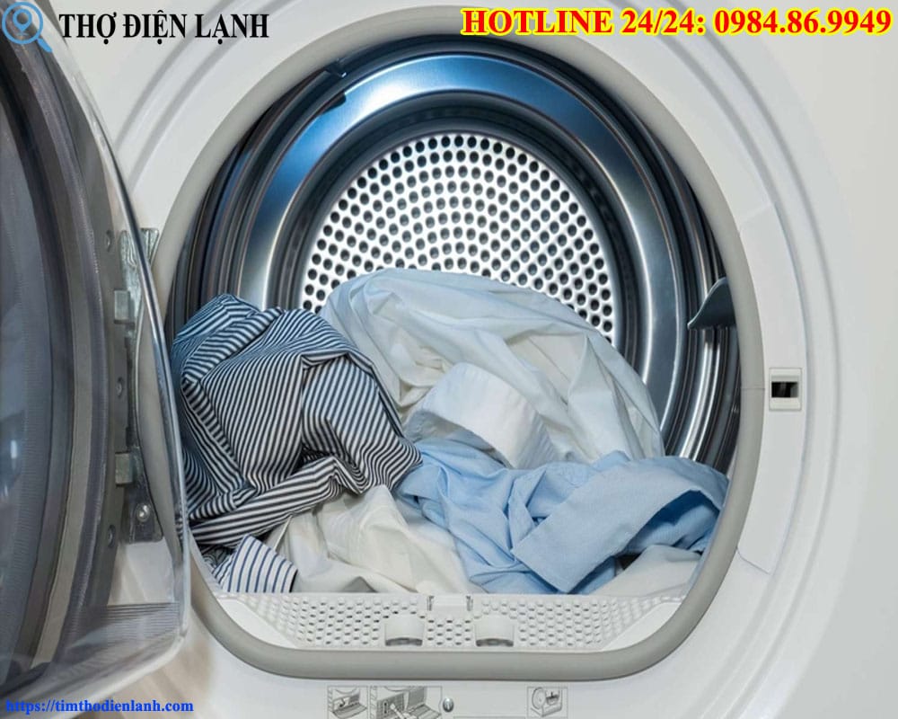 Máy giặt Samsung dang chạy bỗng tắt