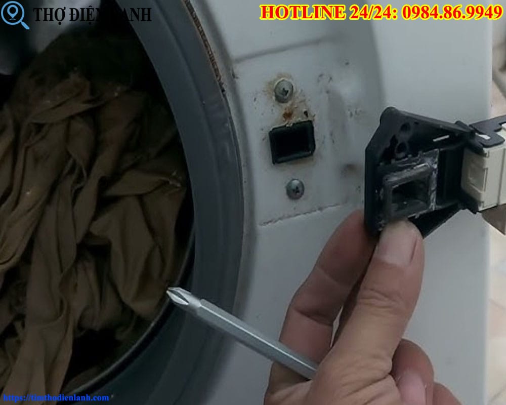 Máy giặt Toshiba có mùi khét