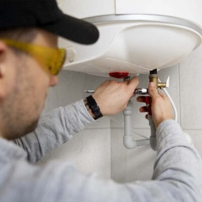 Thợ Vệ Sinh Bình Nóng Lạnh tại nhà cho khách hàng