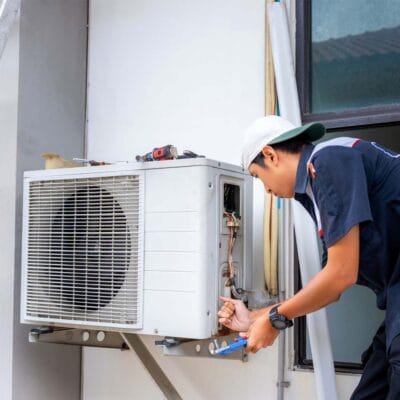 Thợ bảo dưỡng điều hòa an toàn chuyên nghiệp