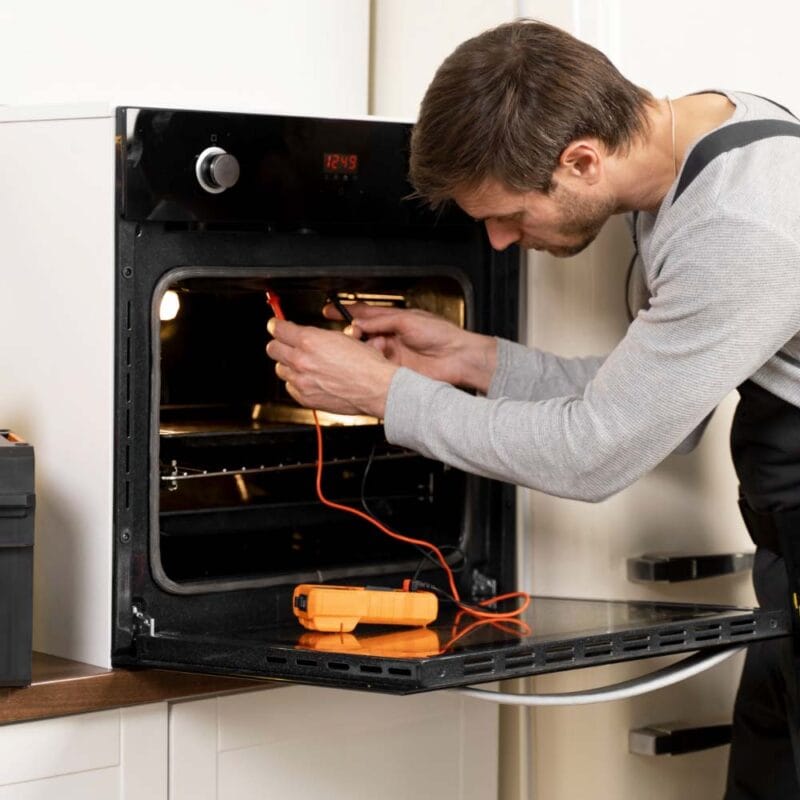 Thợ bảo dưỡng lò vi sóng tại nhà uy tín