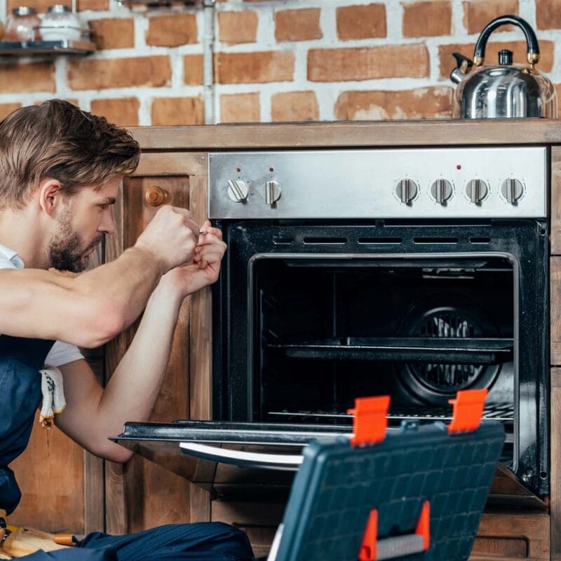 Thợ đang sửa bếp từ, hồng ngoại tại nhà khách hàng