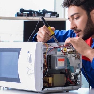 Thợ sửa lò vi sóng tại cửa hàng gần nhất