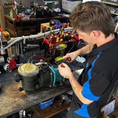 Thợ sửa máy bơm nước tại cửa hàng