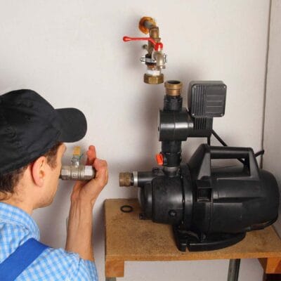 Thợ tháo lắp bảo dưỡng máy bơm nước tại nhà