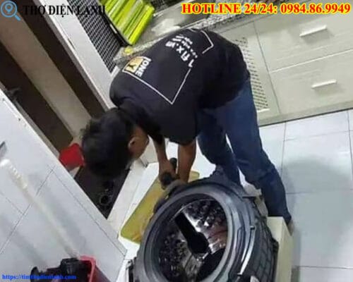 Lắp thanh treo máy giặt Electrolux