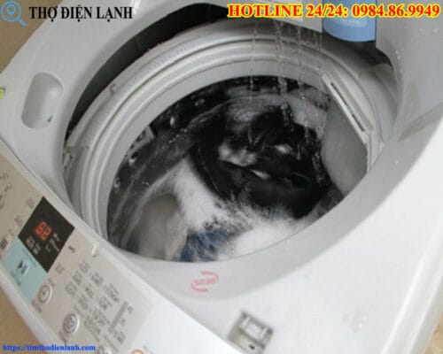 Máy giặt Ariston vừa cấp nước vừa xả