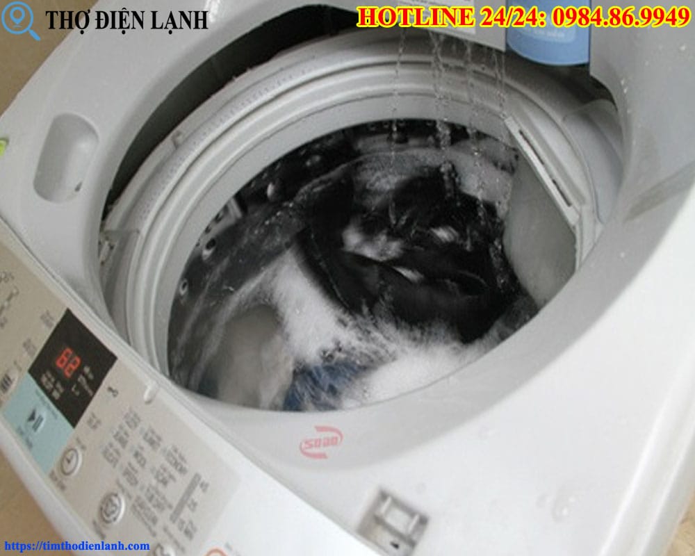 Máy giặt Ariston vừa cấp nước vừa xả