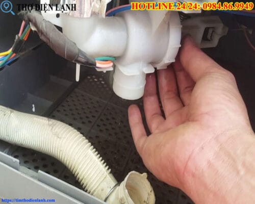 Máy giặt Casper bị rò nước ở chân