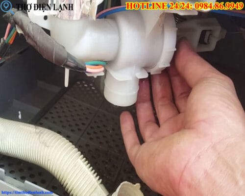 Máy giặt Comfee’ vừa cấp nước vừa xả