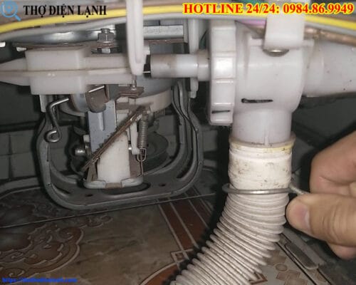 Máy giặt Funiki bị rò nước ở chân