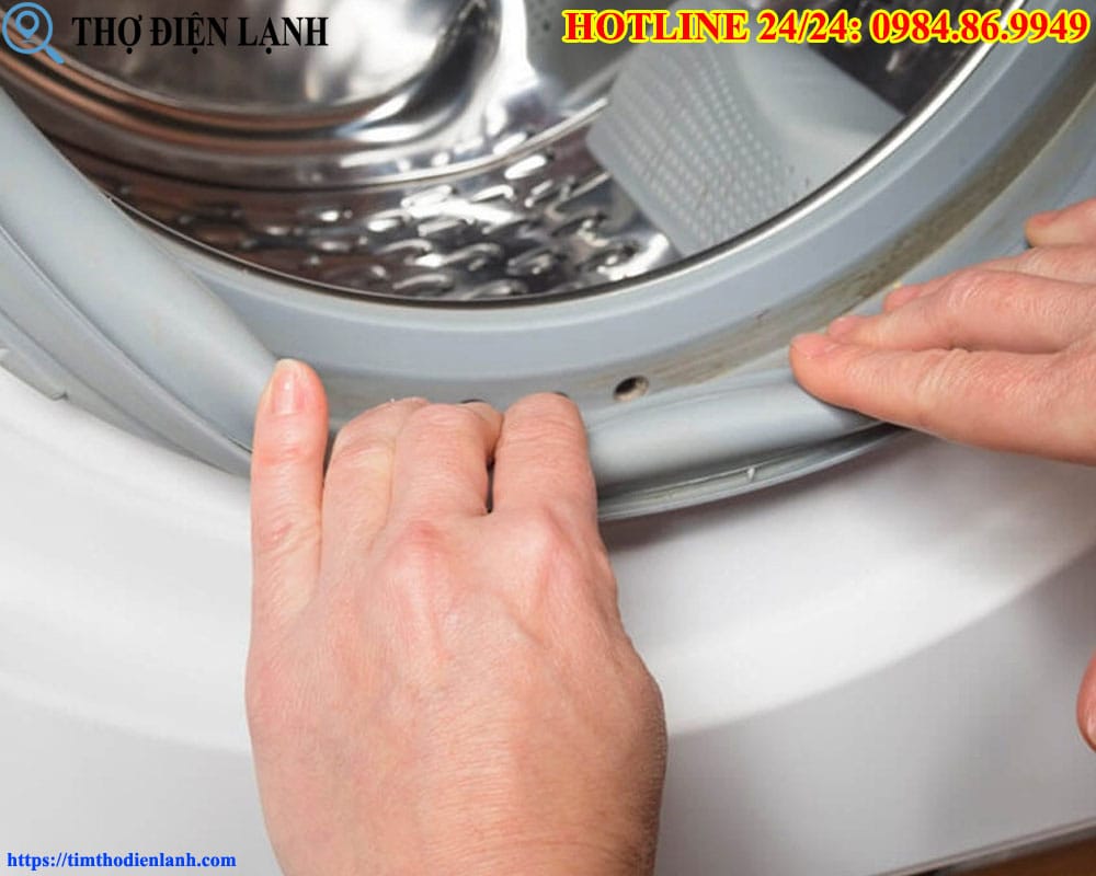 Máy giặt Indesit bị rò nước ở chân