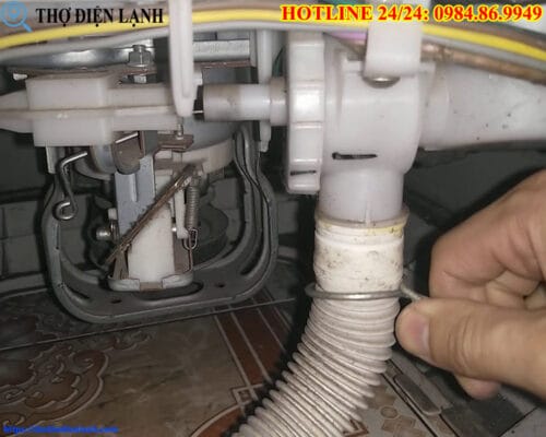 Máy giặt Samsung bị rò nước ở chân