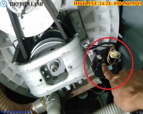 Máy giặt Sharp bị rò nước ở chân