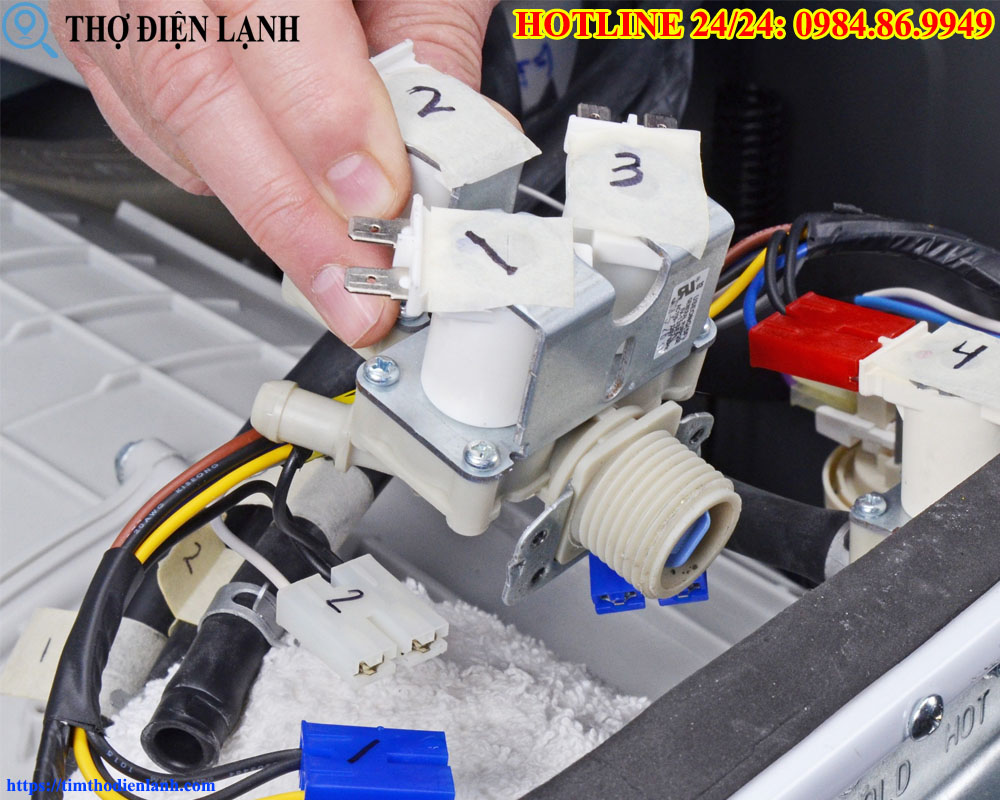 Sửa thay van cấp nước máy giặt Fagor