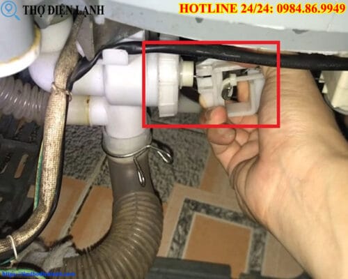 Thay van cấp nước máy giặt Comfee’