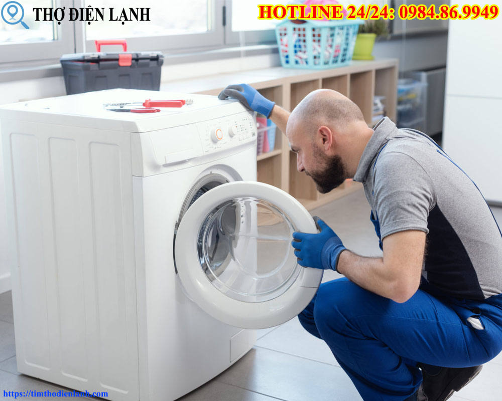 máy giặt Comfee’ vừa vắt vừa xả nước