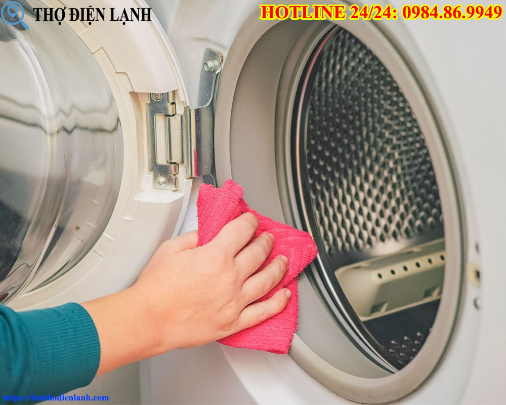 vệ sinh máy giặt Hitachi định kỳ
