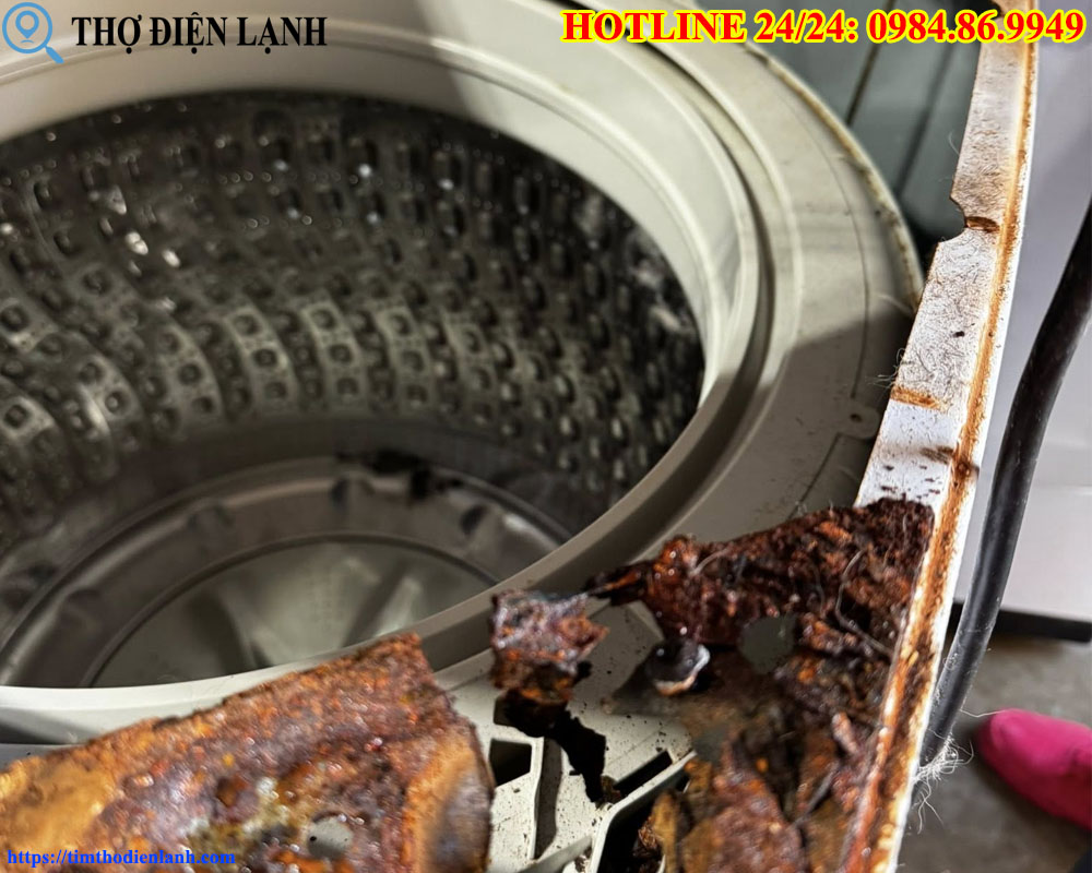 vỏ máy giặt Hitachi bị rỉ sét