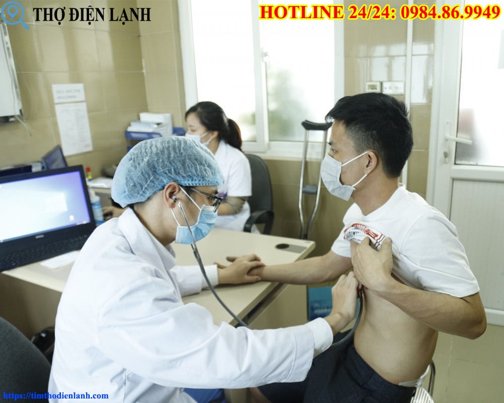 Bác sỹ Bệnh viện Nông nghiệp đang kiểm tra tim cho bệnh nhận