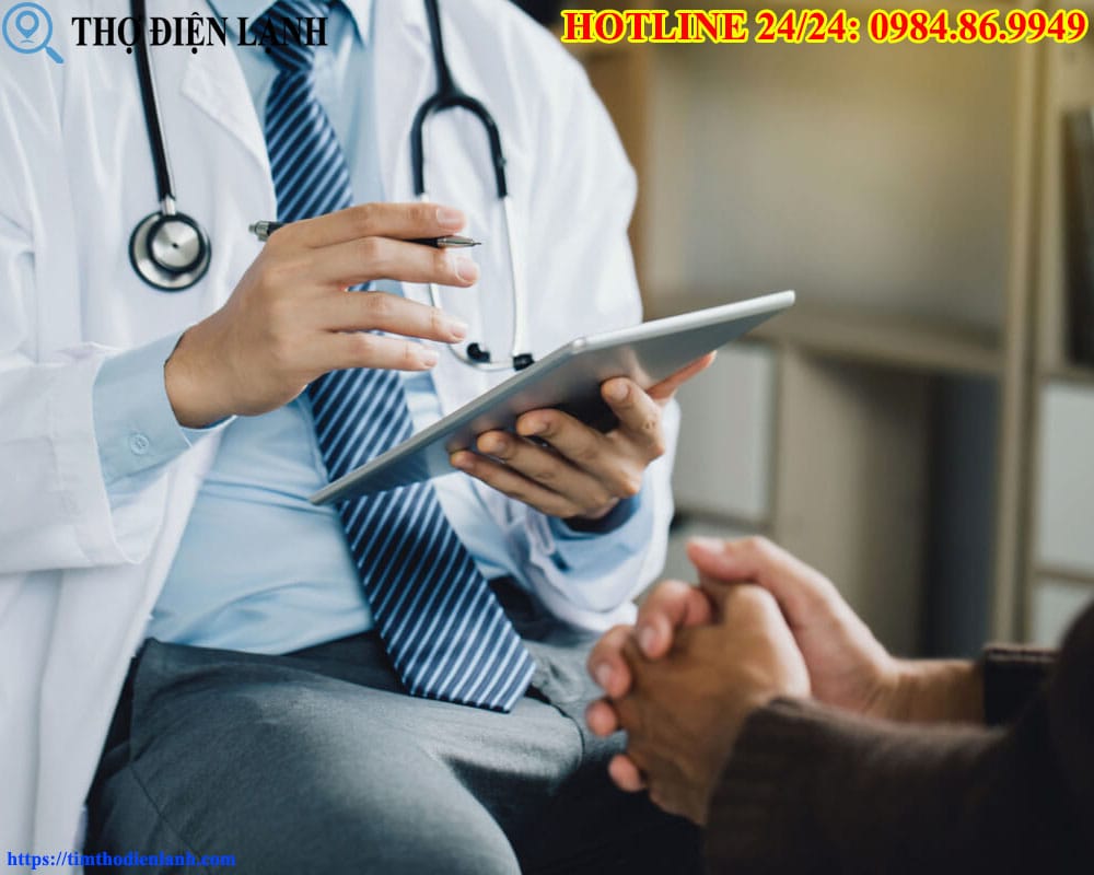 Bác sỹ Bệnh viện Nông nghiệp đang tư vấn chi tiết gói khám sức khỏe