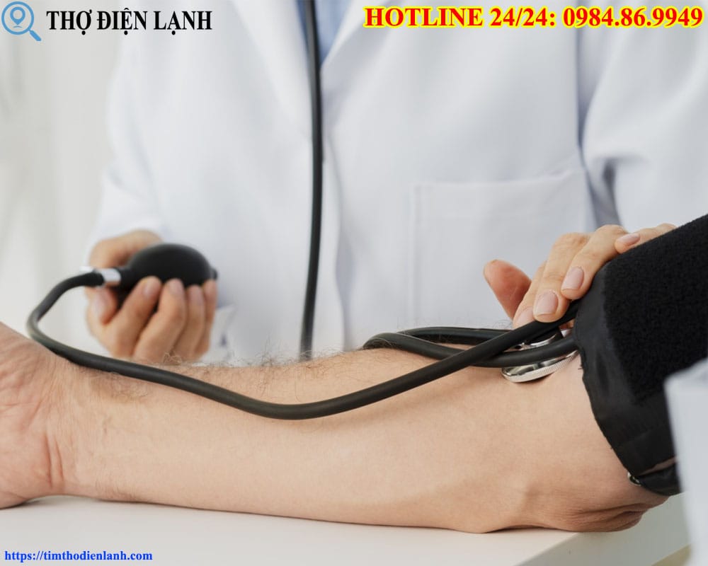 Bác sỹ đang Khám sức khỏe cho bệnh nhân ở Bệnh viện Nông nghiệp