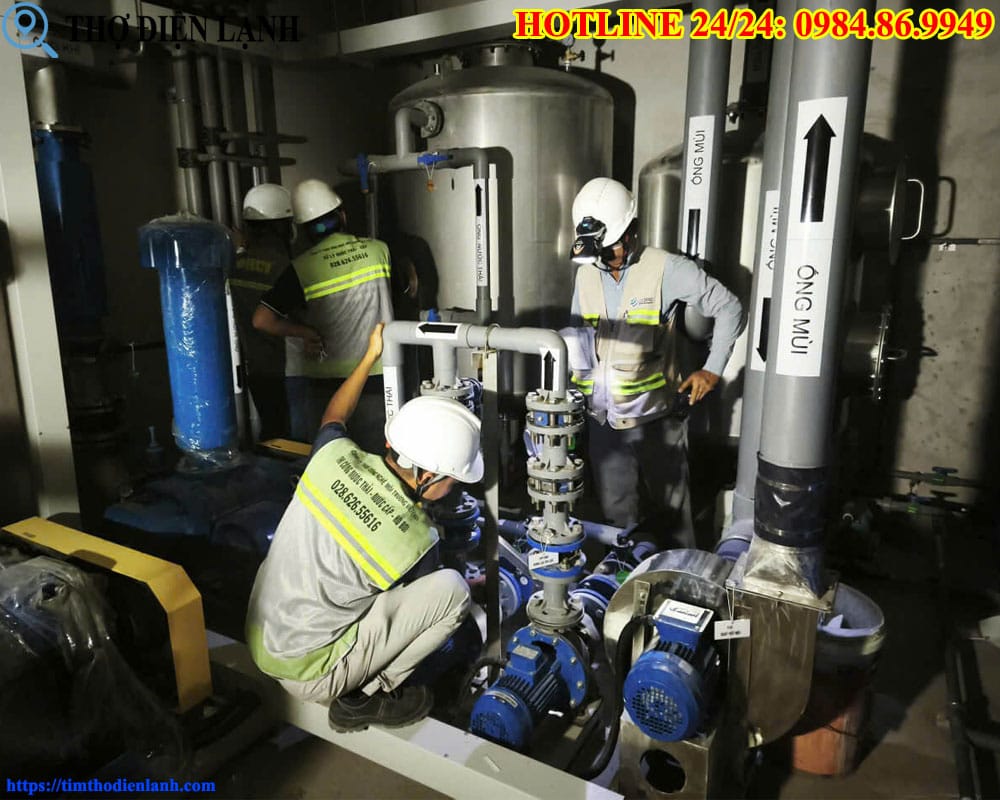 Kỹ thuật đang bảo trì hệ thống xử lý nước thải bệnh viện