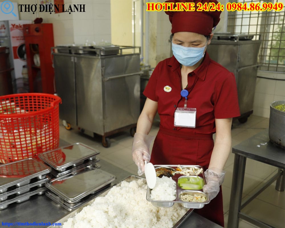 Suất ăn rất đầy đủ ở Căng tin bệnh viện K Tân Triều