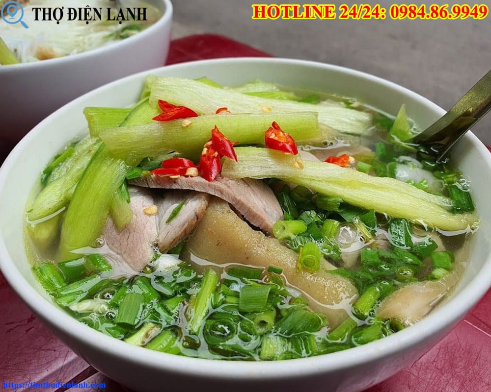 Ăn sáng Bún dọc mùng gần Bệnh viện Đại học Y Hà Nội