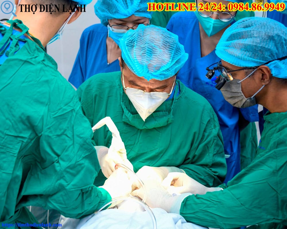 Bác sẽ bệnh viện mắt tp.hcm đang mổ mắt cận cho bệnh nhân