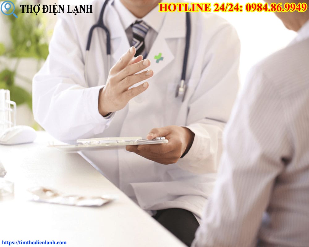 Bác sỹ bệnh viện 108 đang tư vấn gói khám sức khỏe tổng quát cho bệnh nhân