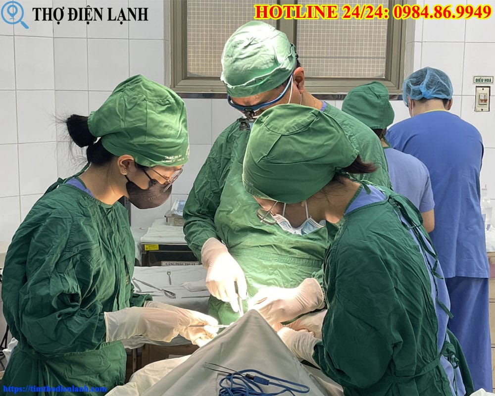 Bác sỹ đang Mổ cận thị cho bệnh nhân tại Bệnh viện Mắt Trung ương