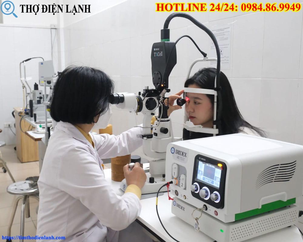 Bác sỹ đang kiểm tra mắt cho bé tại Bệnh viện Mắt Trung ương