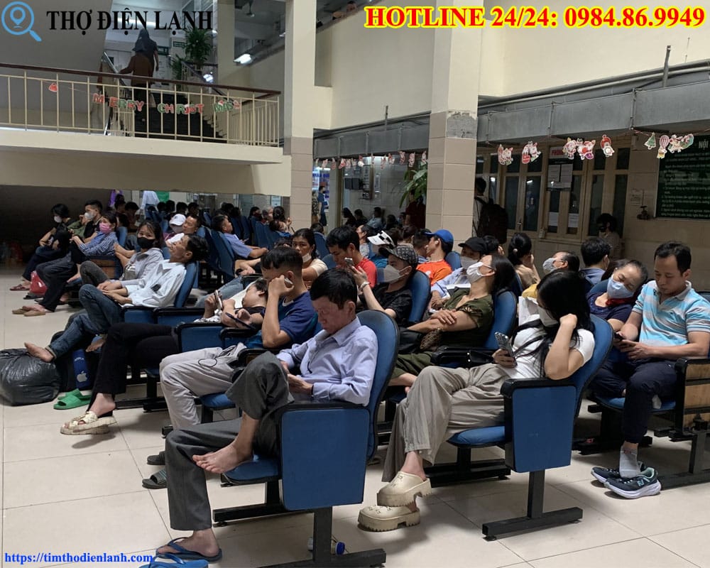 Khu vực chờ khám bệnh tại bệnh viện Bạch Mai