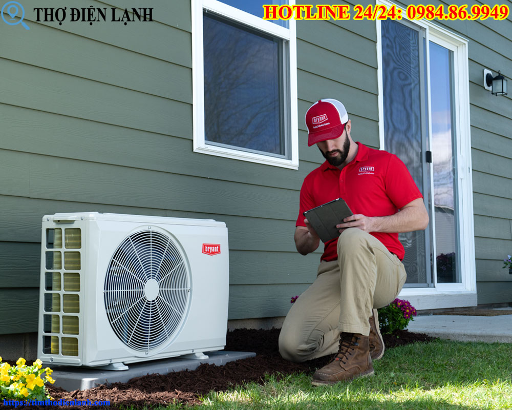 Thợ kiểm tra bảo dưỡng điều hòa định kỳ