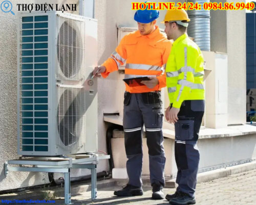 Thợ tháo lắp điều hòa