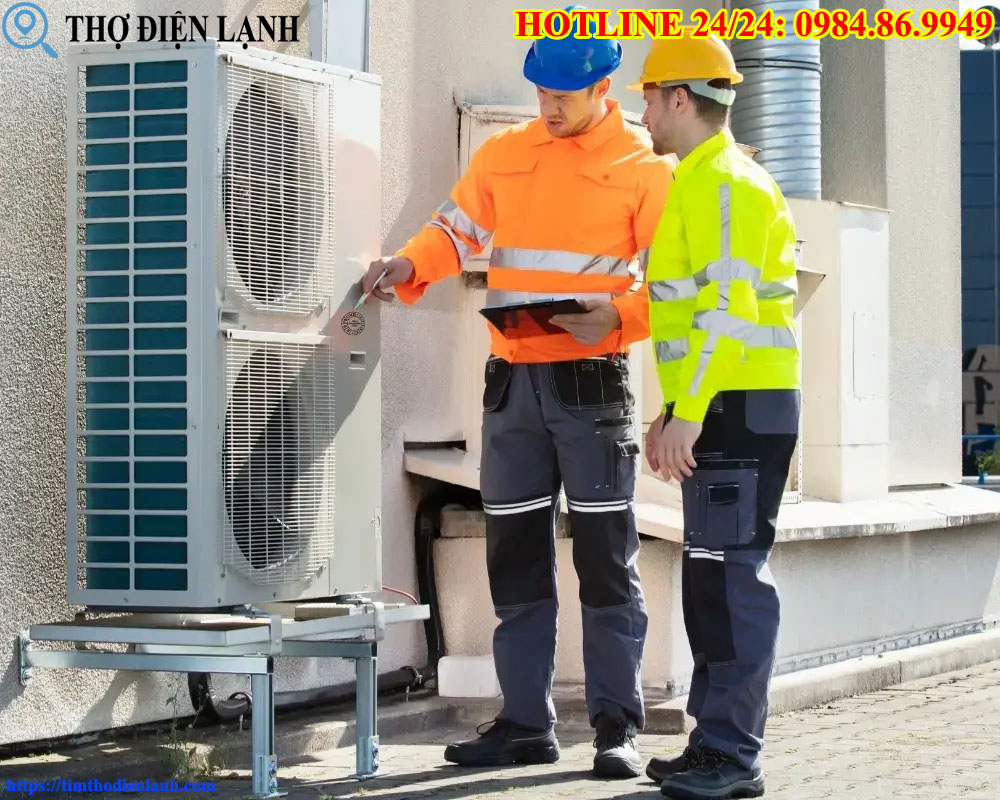 Thợ tháo lắp điều hòa