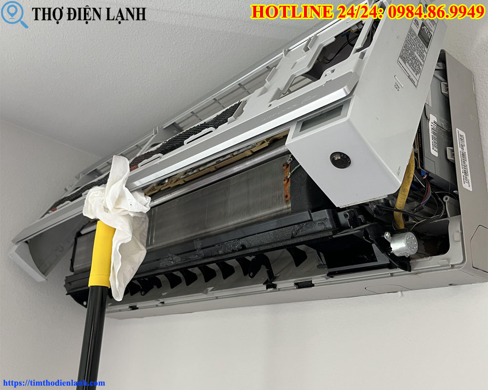 Máng Nước Bị Nứt Hay Ống Thoát Bị Vỡ