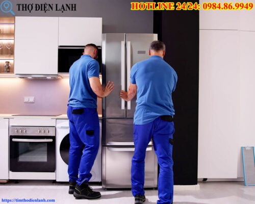 Thợ đang bảo dưỡng tủ lạnh cho khách hàng