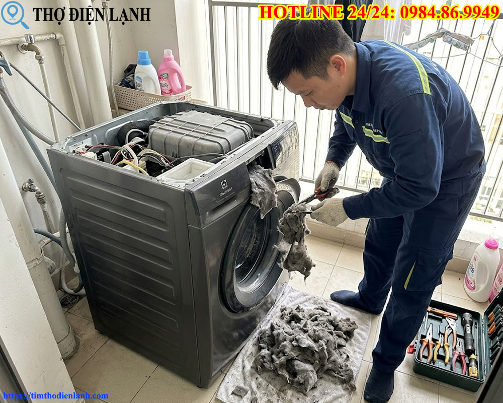 tháo gắp xơ vải hộc sấy máy giặt Electrolux